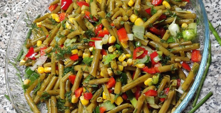 Δροσερή σαλάτα με πράσινα φασολάκια, κίτρινο καλαμπόκι, κόκκινη πιπεριά και άνηθο σε ένα μπολ