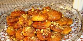 Αφράτα και μυρωδάτα φοινίκια (μελομακάρονα) σιροπιασμένα ελαφρά και πασπαλισμένα με κοπανισμένα καρύδια και κανέλα