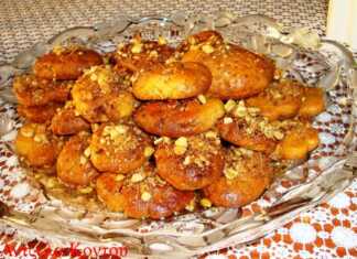 Αφράτα και μυρωδάτα φοινίκια (μελομακάρονα) σιροπιασμένα ελαφρά και πασπαλισμένα με κοπανισμένα καρύδια και κανέλα