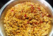 Κριθαρότο κοτόπουλο κοκκινιστό σε πιάτο, πασπαλισμένο με τριμμένο πεκορίνο