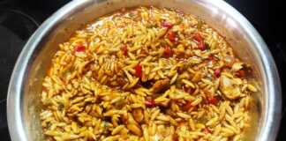 Κριθαρότο κοτόπουλο κοκκινιστό σε πιάτο, πασπαλισμένο με τριμμένο πεκορίνο