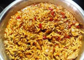 Κριθαρότο κοτόπουλο κοκκινιστό σε πιάτο, πασπαλισμένο με τριμμένο πεκορίνο