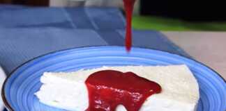 Κομμάτι από το γλυκό σε πιάτο, λούζεται στη σάλτσα βατόμουρο