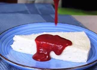 Κομμάτι από το γλυκό σε πιάτο, λούζεται στη σάλτσα βατόμουρο