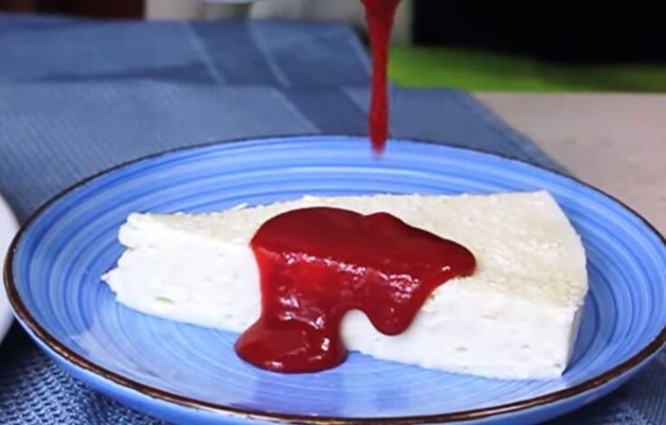 Κομμάτι από το γλυκό σε πιάτο, λούζεται στη σάλτσα βατόμουρο