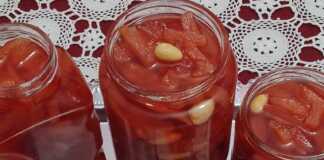 Γλυκό Κουταλιού Κυδώνι (Παραδοσιακό) Γλυκό κουταλιού κυδώνι με κόκκινο χρώμα σε γυάλινο βάζο.