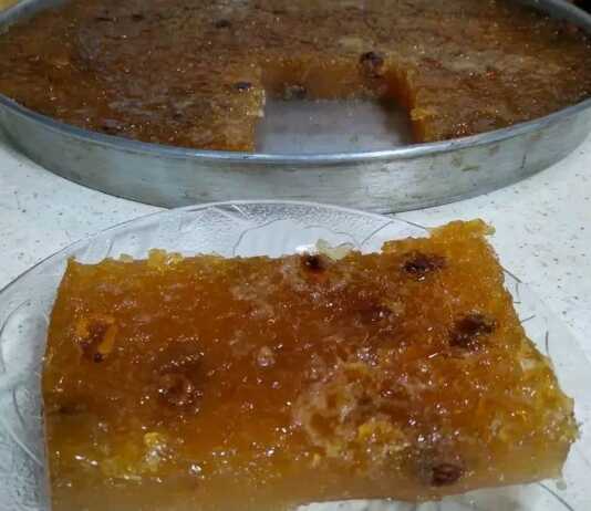 Χαλβάς Φαρσάλων με χρυσαφένια καραμελωμένη επιφάνεια και αμύγδαλα, σερβιρισμένος σε ταψί