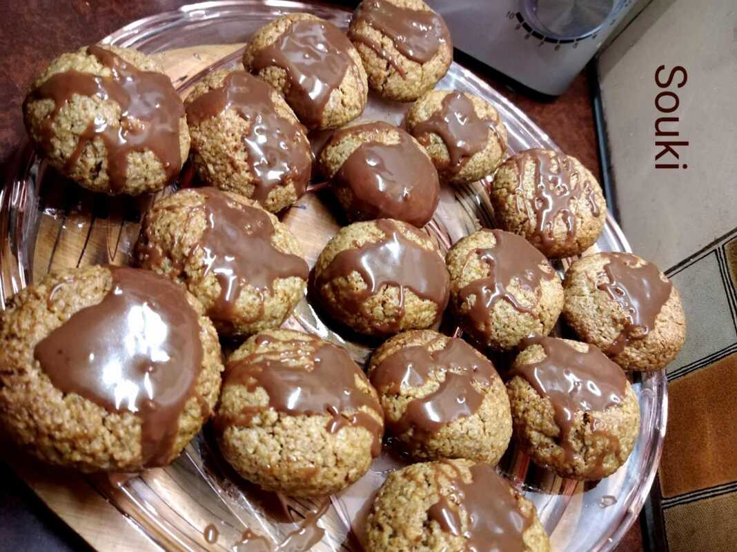 karidata Καρυδάτα με επικάλυψη σοκολάτας, σερβιρισμένα