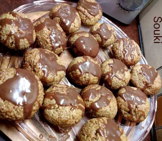 Καρυδάτα με επικάλυψη σοκολάτας, σερβιρισμένα