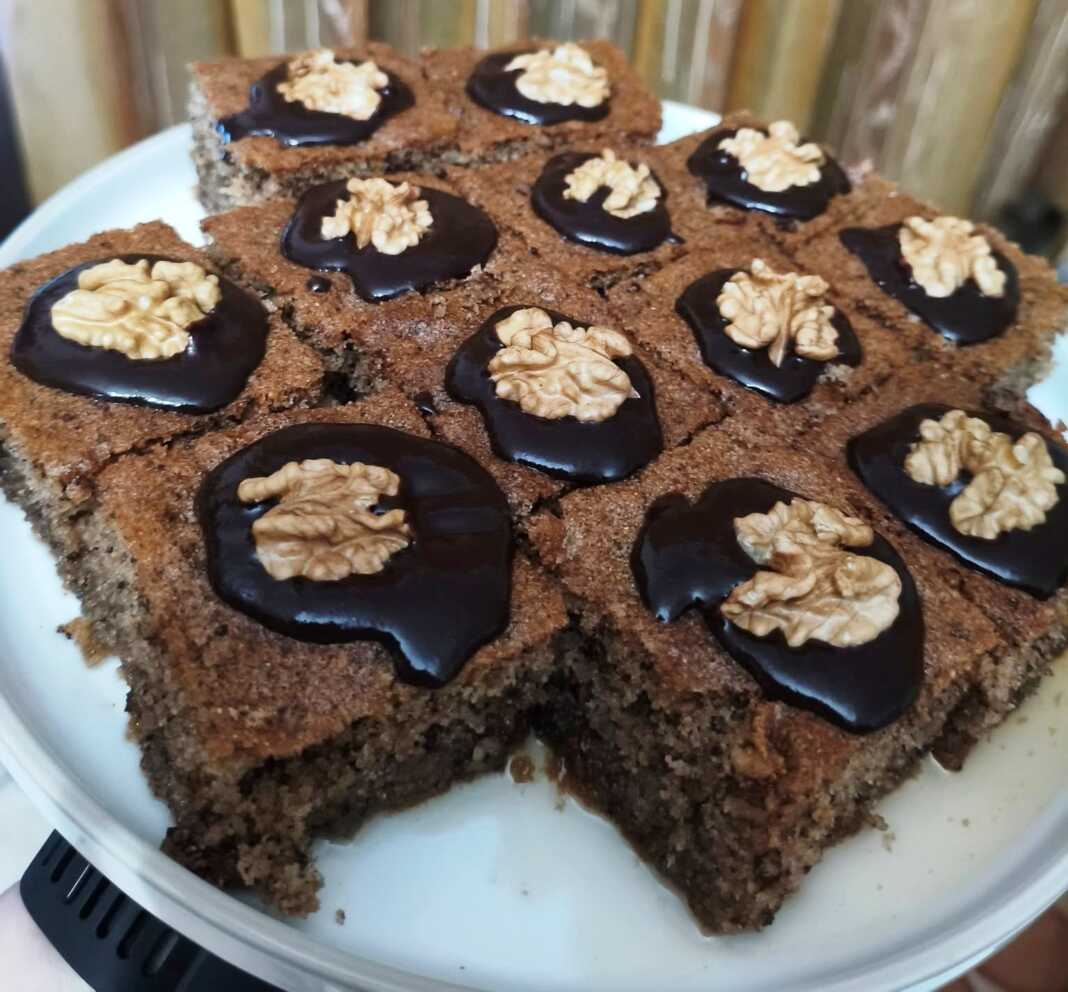 karidopasta00 Καρυδόπαστα σιροπιασμένη, διακοσμημένη με καρύδια και κανέλα