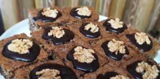 Καρυδόπαστα σιροπιασμένη, διακοσμημένη με καρύδια και κανέλα