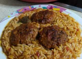 Ένα πιάτο με ζουμερά κεφτεδάκια και κριθαράκι σε πλούσια κόκκινη σάλτσα ντομάτας, μόλις βγαλμένο από το φούρνο