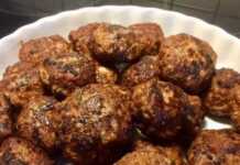 Ψητά κεφτεδάκια στο φούρνο, σερβιρισμένα με τηγανιτές πατάτες και μαϊντανό