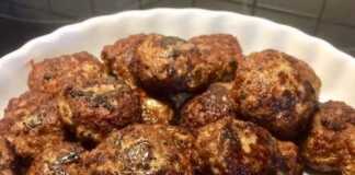 Ψητά κεφτεδάκια στο φούρνο, σερβιρισμένα με τηγανιτές πατάτες και μαϊντανό