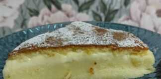 Κομμάτια από μαγικό κέικ 3 στρώσεων με ορατές τις τρεις υφές