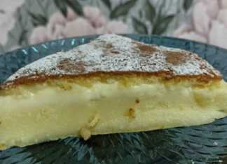 Κομμάτια από μαγικό κέικ 3 στρώσεων με ορατές τις τρεις υφές