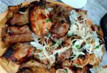 Το πιο ζουμερό κεμπάπ σχάρας με κομμάτια κρέατος Ζουμερά κομμάτια χοιρινό κεμπάπ σε σχάρα με κάρβουνα, με ένα ελαφρύ γυαλιστερό γλάσο