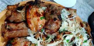 Ζουμερά κομμάτια χοιρινό κεμπάπ σε σχάρα με κάρβουνα, με ένα ελαφρύ γυαλιστερό γλάσο