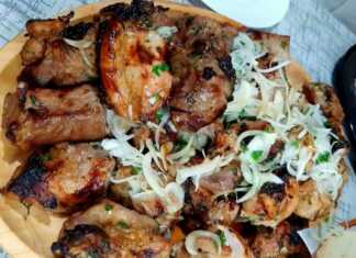 Ζουμερά κομμάτια χοιρινό κεμπάπ σε σχάρα με κάρβουνα, με ένα ελαφρύ γυαλιστερό γλάσο