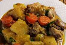 Πιάτο με κοτόπουλο, πατάτες και πλούσια σάλτσα λεμονιού-μουστάρδας.