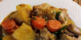 Πιάτο με κοτόπουλο, πατάτες και πλούσια σάλτσα λεμονιού-μουστάρδας.