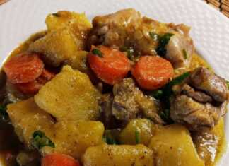 Πιάτο με κοτόπουλο, πατάτες και πλούσια σάλτσα λεμονιού-μουστάρδας.