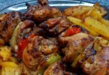 Κοντοσούβλι κοτόπουλο μπούτι με κόκκινες και πράσινες πιπεριές σε σουβλάκια, ψημένο στο φούρνο με πατάτες και χρυσαφένια κρούστα