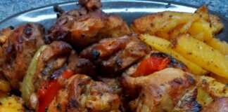 Κοντοσούβλι κοτόπουλο μπούτι με κόκκινες και πράσινες πιπεριές σε σουβλάκια, ψημένο στο φούρνο με πατάτες και χρυσαφένια κρούστα