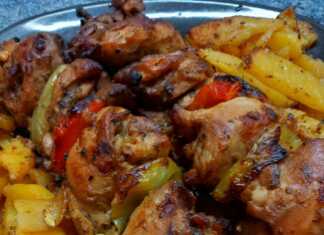 Κοντοσούβλι κοτόπουλο μπούτι με κόκκινες και πράσινες πιπεριές σε σουβλάκια, ψημένο στο φούρνο με πατάτες και χρυσαφένια κρούστα