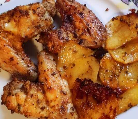 Χρυσαφένιες φτερούγες κοτόπουλου και λεμονάτες πατάτες ψημένες στο φούρνο, σερβιρισμένες σε ταψί
