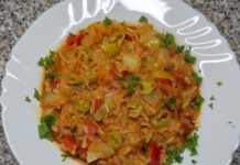 Λαχανόρυζο με πλιγούρι και πιπεράκια τουρσί, σερβιρισμένο με μαϊντανό.