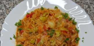 Λαχανόρυζο με πλιγούρι και πιπεράκια τουρσί, σερβιρισμένο με μαϊντανό.