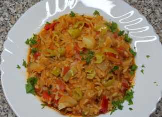 Λαχανόρυζο με πλιγούρι και πιπεράκια τουρσί, σερβιρισμένο με μαϊντανό.