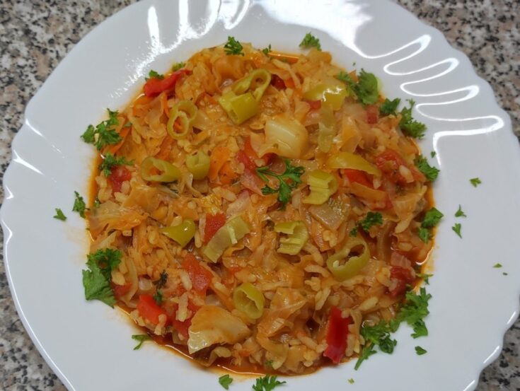 Λαχανόρυζο με πλιγούρι και πιπεράκια τουρσί, σερβιρισμένο με μαϊντανό.