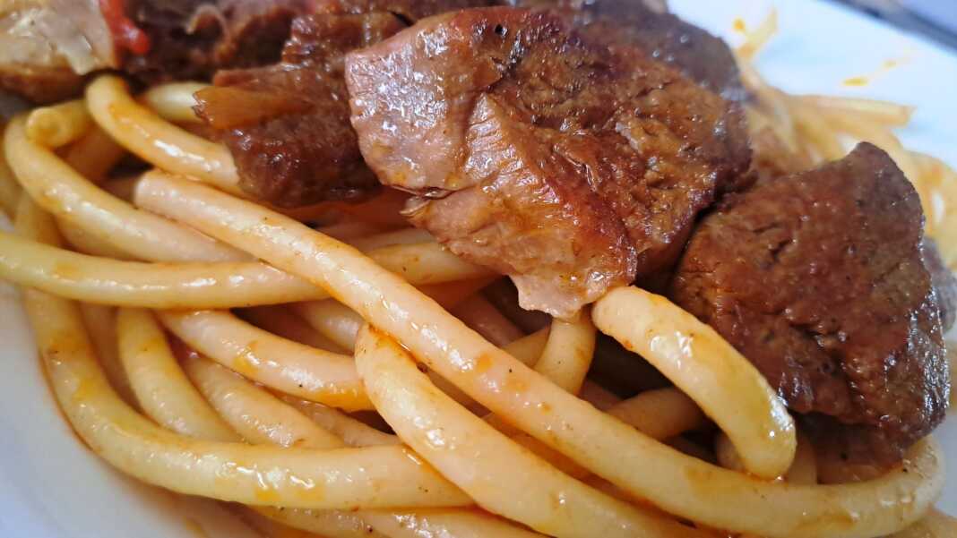 Κοκκινιστό ζυγούρι με σάλτσα ντομάτας, σερβιρισμένο με βρασμένα μακαρόνια Νο2 και τριμμένο κεφαλοτύρι