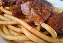 Κοκκινιστό ζυγούρι με σάλτσα ντομάτας, σερβιρισμένο με βρασμένα μακαρόνια Νο2 και τριμμένο κεφαλοτύρι