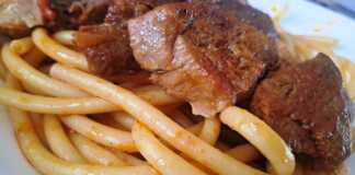 Κοκκινιστό ζυγούρι με σάλτσα ντομάτας, σερβιρισμένο με βρασμένα μακαρόνια Νο2 και τριμμένο κεφαλοτύρι