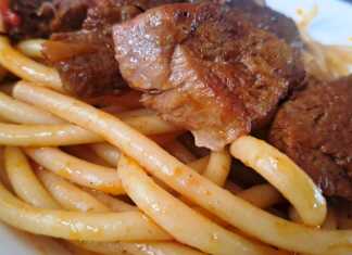 Κοκκινιστό ζυγούρι με σάλτσα ντομάτας, σερβιρισμένο με βρασμένα μακαρόνια Νο2 και τριμμένο κεφαλοτύρι