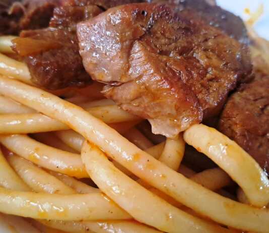 Κοκκινιστό ζυγούρι με σάλτσα ντομάτας, σερβιρισμένο με βρασμένα μακαρόνια Νο2 και τριμμένο κεφαλοτύρι