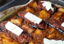 Μελιτζάνες ιμάμ μπαιλντί γεμιστές με σάλτσα λαχανικών και κομμάτια φέτας, σερβιρισμένες σε πυρίμαχο σκεύος