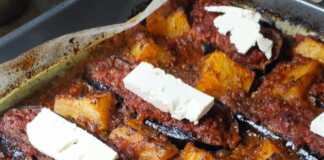 Μελιτζάνες ιμάμ μπαιλντί γεμιστές με σάλτσα λαχανικών και κομμάτια φέτας, σερβιρισμένες σε πυρίμαχο σκεύος