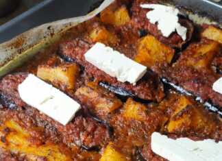 Μελιτζάνες ιμάμ μπαιλντί γεμιστές με σάλτσα λαχανικών και κομμάτια φέτας, σερβιρισμένες σε πυρίμαχο σκεύος