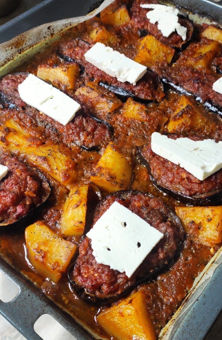 Μελιτζάνες ιμάμ μπαιλντί γεμιστές με σάλτσα λαχανικών και κομμάτια φέτας, σερβιρισμένες σε πυρίμαχο σκεύος