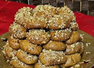 Πιατέλα γεμάτη με σιροπιασμένα Μελομακάρονα πασπαλισμένα με ψιλοκομμένο καρύδι και λιωμένο μέλι