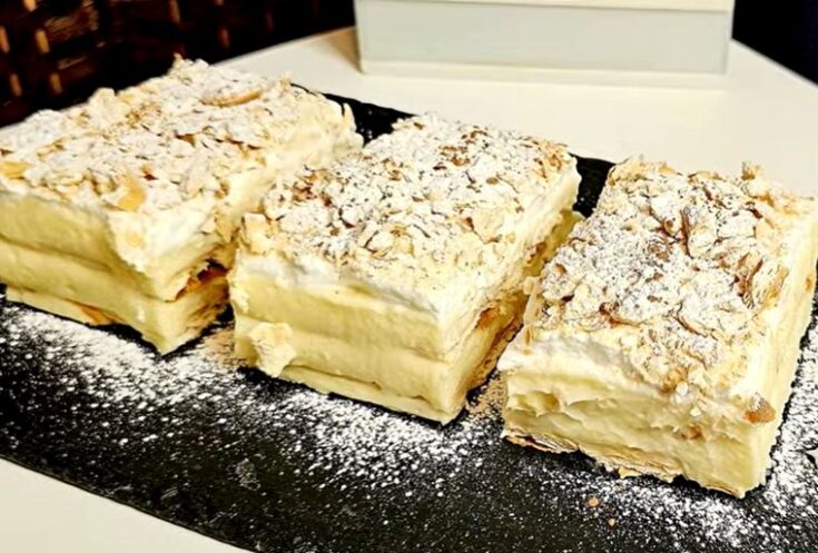 Έτοιμο Μιλφέιγ με μπισκότα Cream Crackers, πλούσια κρέμα ζαχαροπλαστικής και πασπαλισμένο με ζάχαρη άχνη και κανέλα