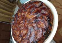 Κομμάτια από αναποδογυρισμένη Μηλόπιτα Νηστίσιμη με καραμελωμένα μήλα στην κορυφή και χρυσαφένια ζύμη