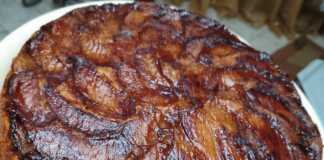 Κομμάτια από αναποδογυρισμένη Μηλόπιτα Νηστίσιμη με καραμελωμένα μήλα στην κορυφή και χρυσαφένια ζύμη