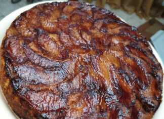 Κομμάτια από αναποδογυρισμένη Μηλόπιτα Νηστίσιμη με καραμελωμένα μήλα στην κορυφή και χρυσαφένια ζύμη