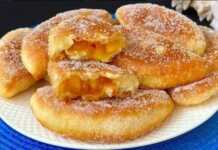 Χρυσαφένια μικρά Μηλοπιτάκια σε σχήμα μισοφέγγαρου, γεμισμένα με μήλο, πασπαλισμένα με ζάχαρη άχνη