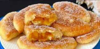 Χρυσαφένια μικρά Μηλοπιτάκια σε σχήμα μισοφέγγαρου, γεμισμένα με μήλο, πασπαλισμένα με ζάχαρη άχνη